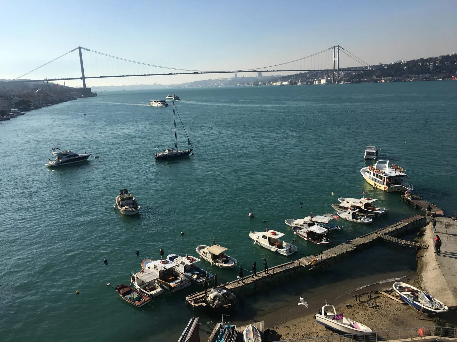 Yalının çatısından Boğaz ve köprü manzarası