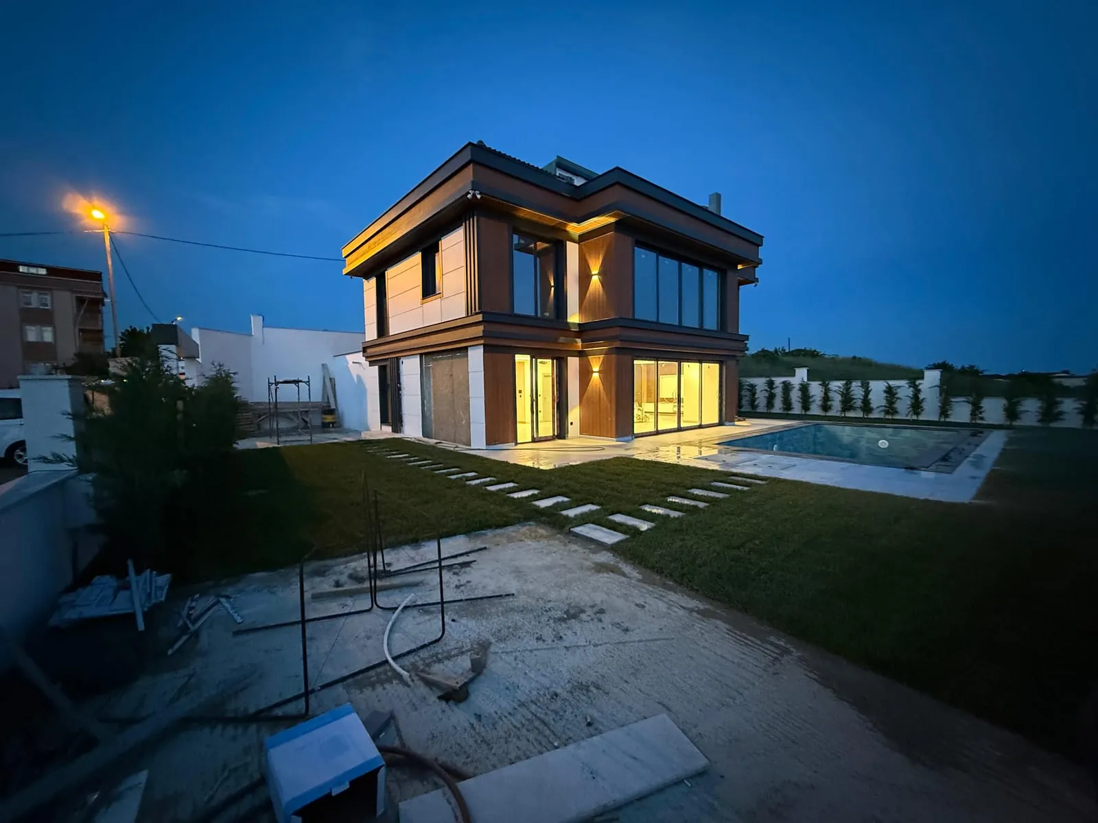 Bahçe düzenlemesi sürerken villanın ilk gece aydınlatması