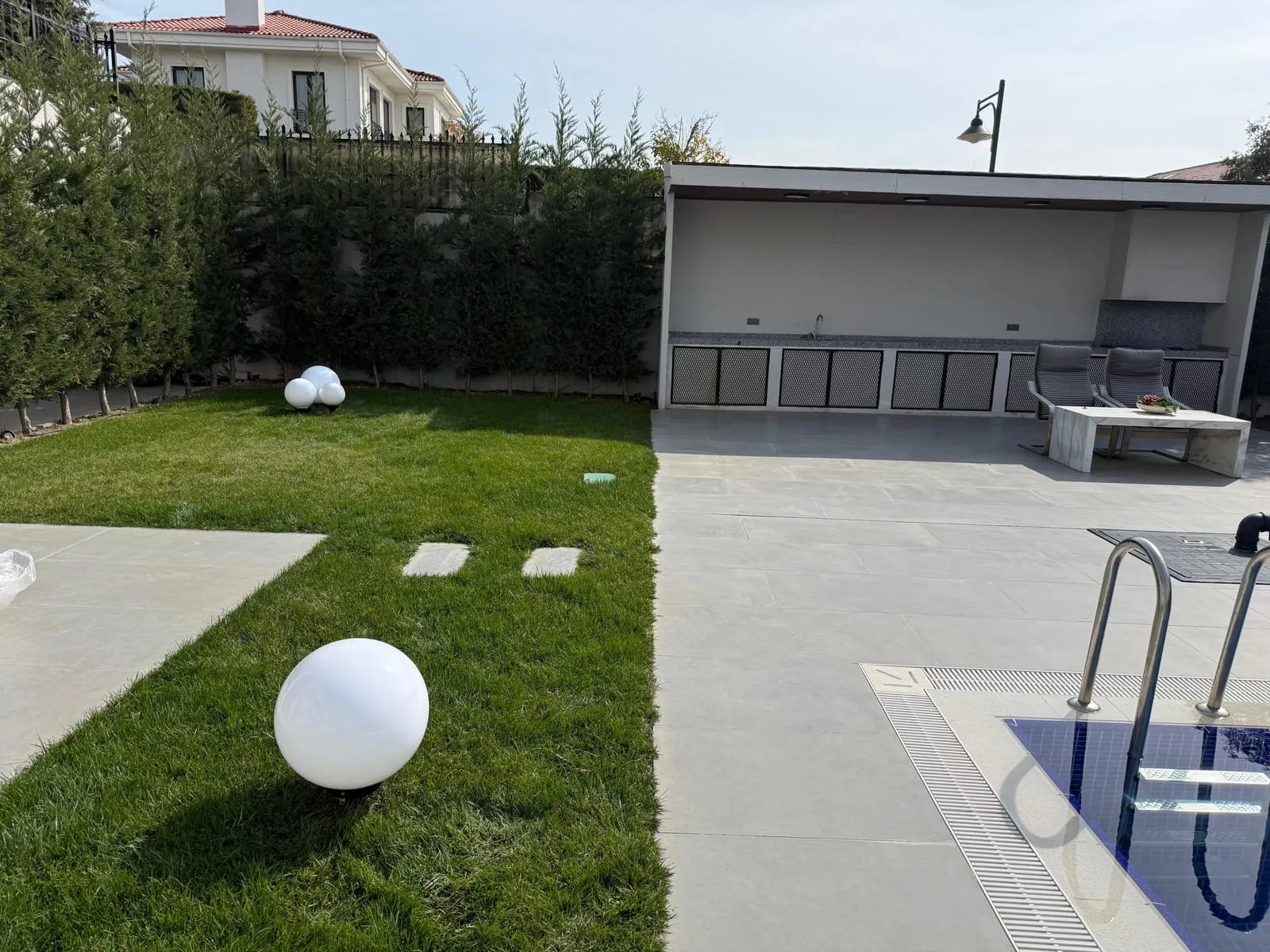 Çim üzerine yerleştirilen top armatür ve havuz başı