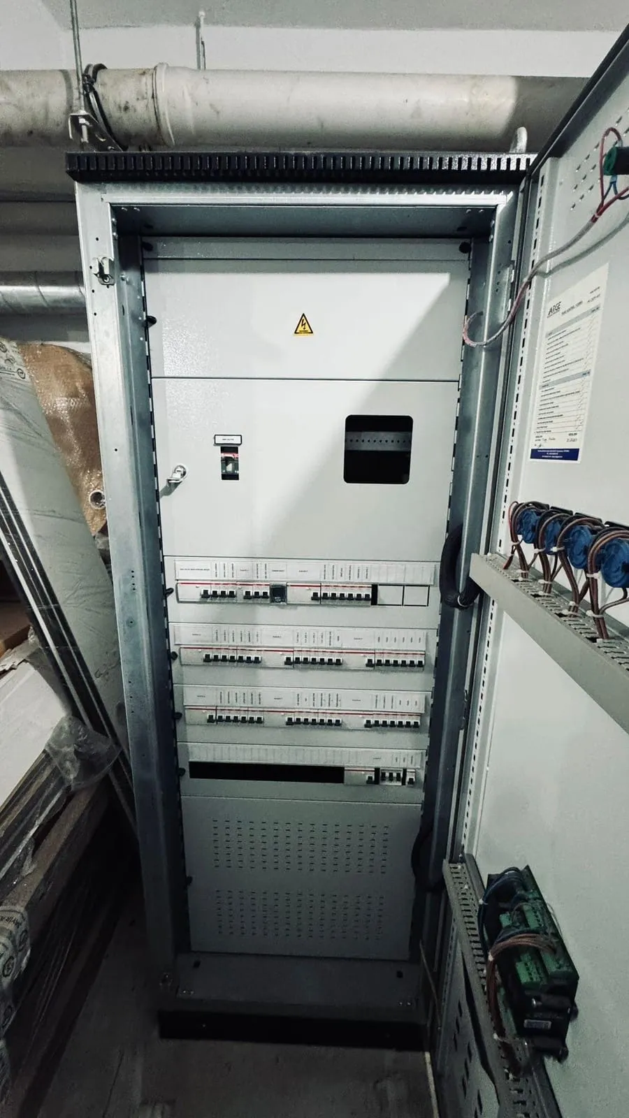 Teknik odada kapağı açık dağıtım panosu ve sigorta sıraları