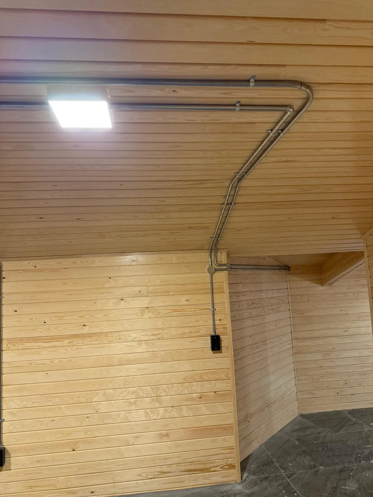 Tavan armatürü ve köşeden dönen boru hattı