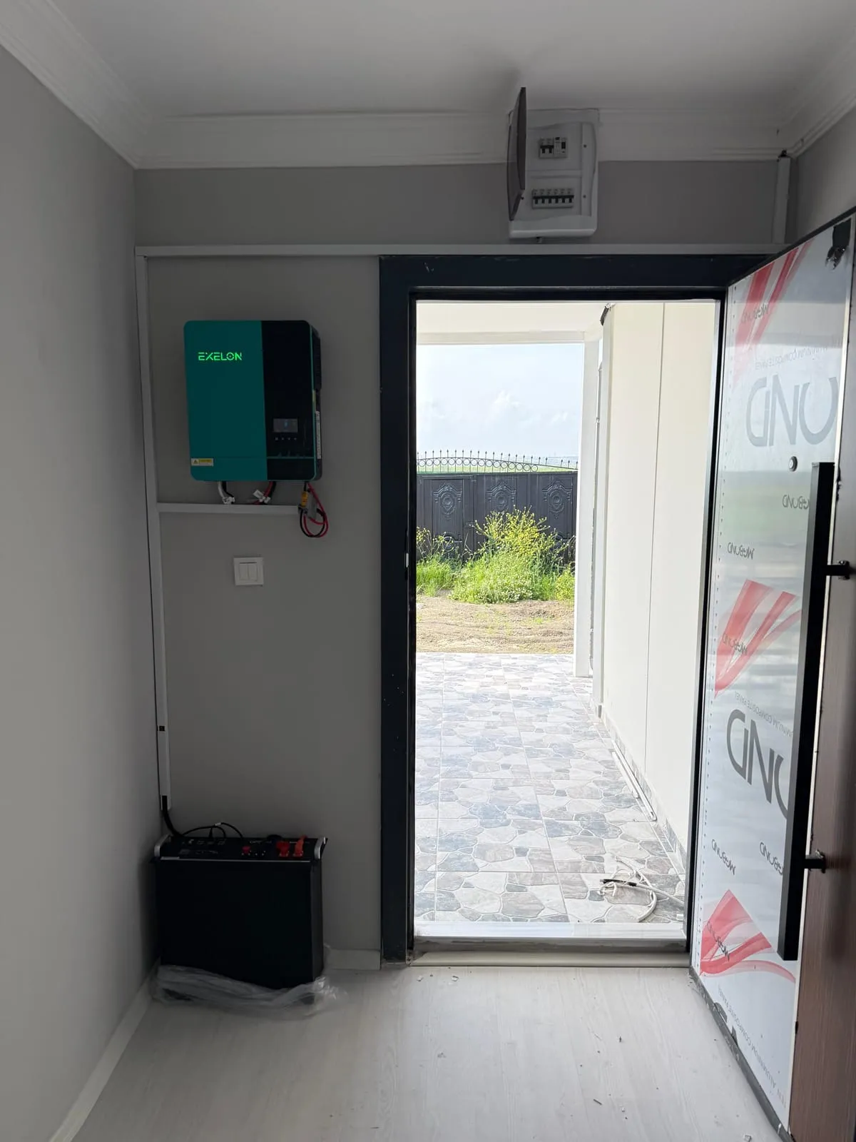 Evin girişinde duvara monte edilen inverter ve pano