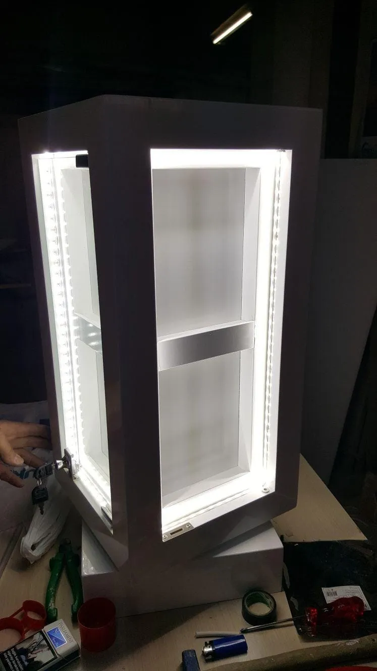 LED aydınlatması takılan teşhir kutusunun atölyedeki ışık testi