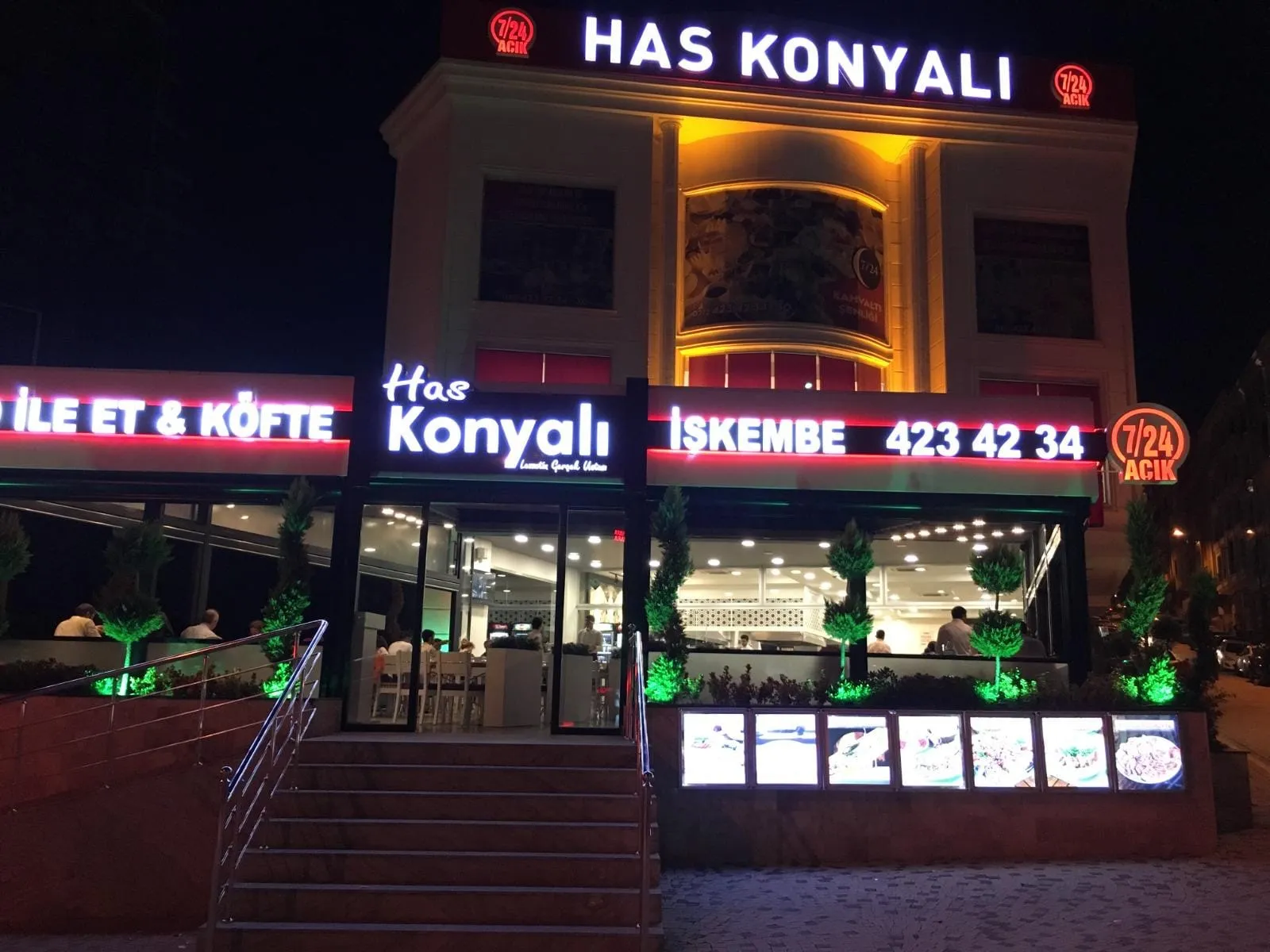 Has Konyalı Avcılar şubesinin gece görünümü: ışıklı tabelalar, cephe ve teras aydınlatması