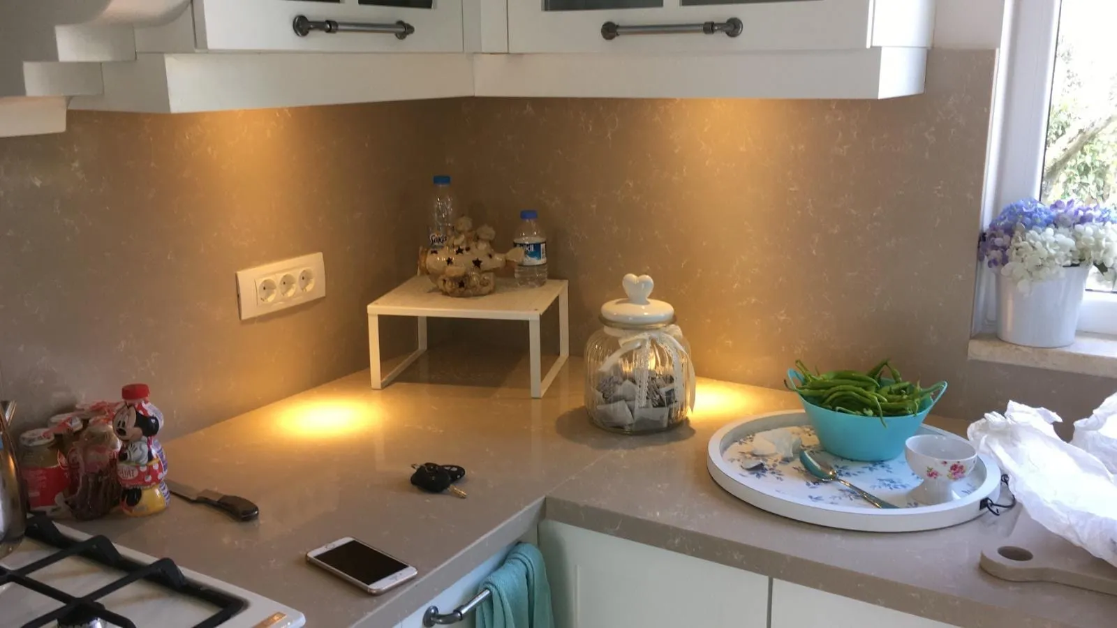 Tezgâh yüzeyini gölgesiz aydınlatan dolap altı LED