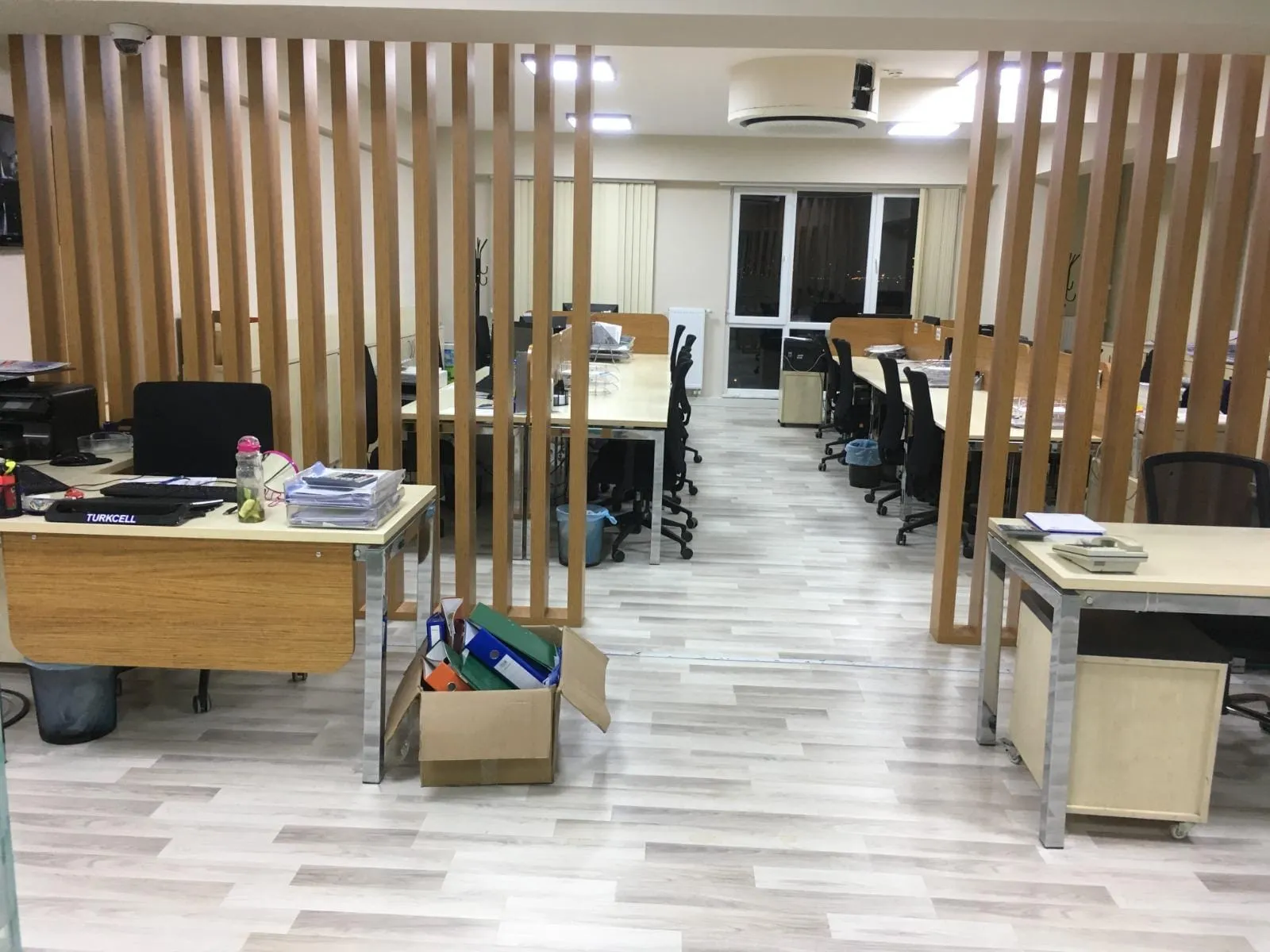 Açık ofis düzeni: ahşap çıta bölücüler ve masa sıraları