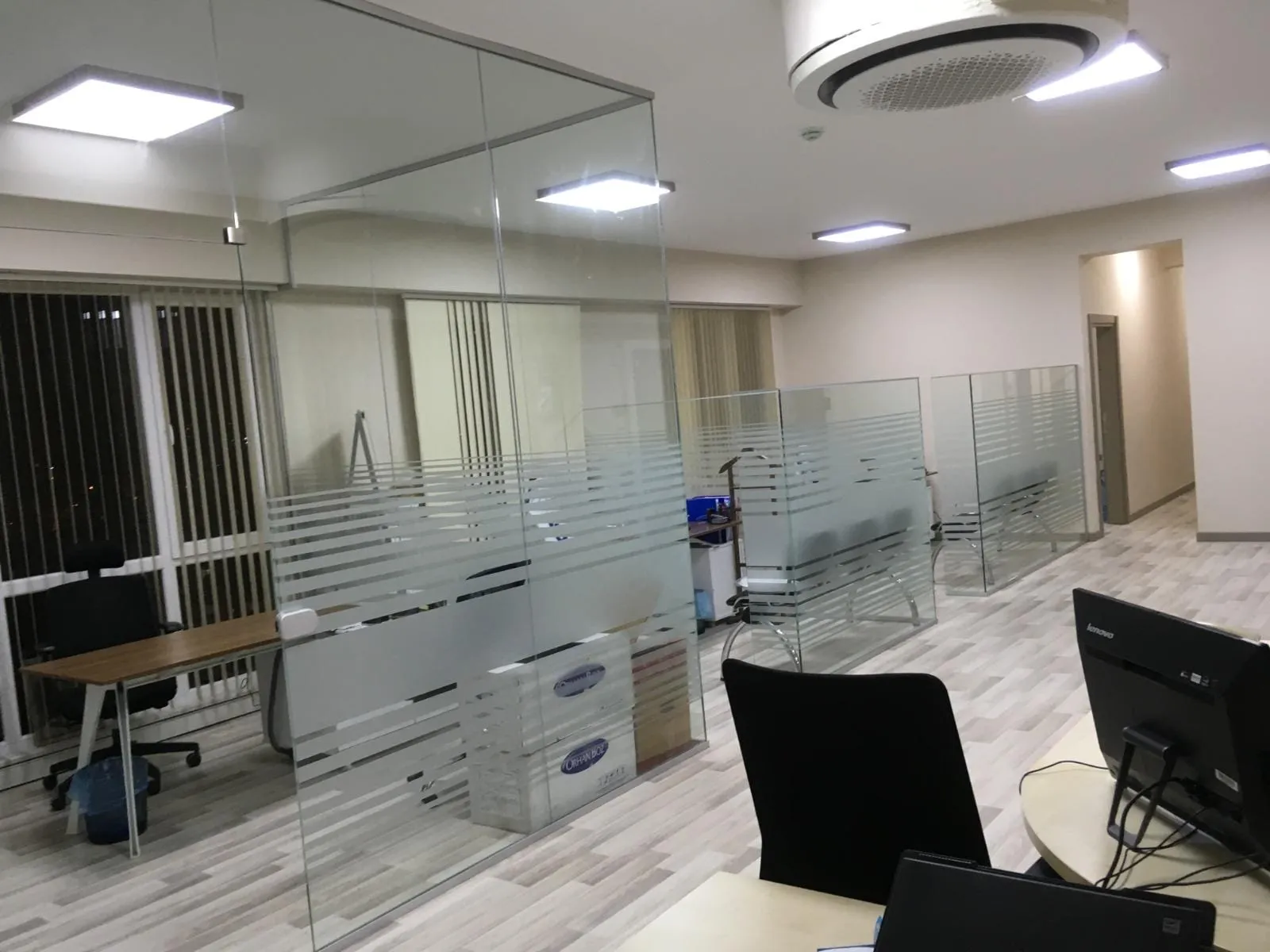 Cam bölmeli çalışma alanı: LED panel aydınlatma ve kaset klima