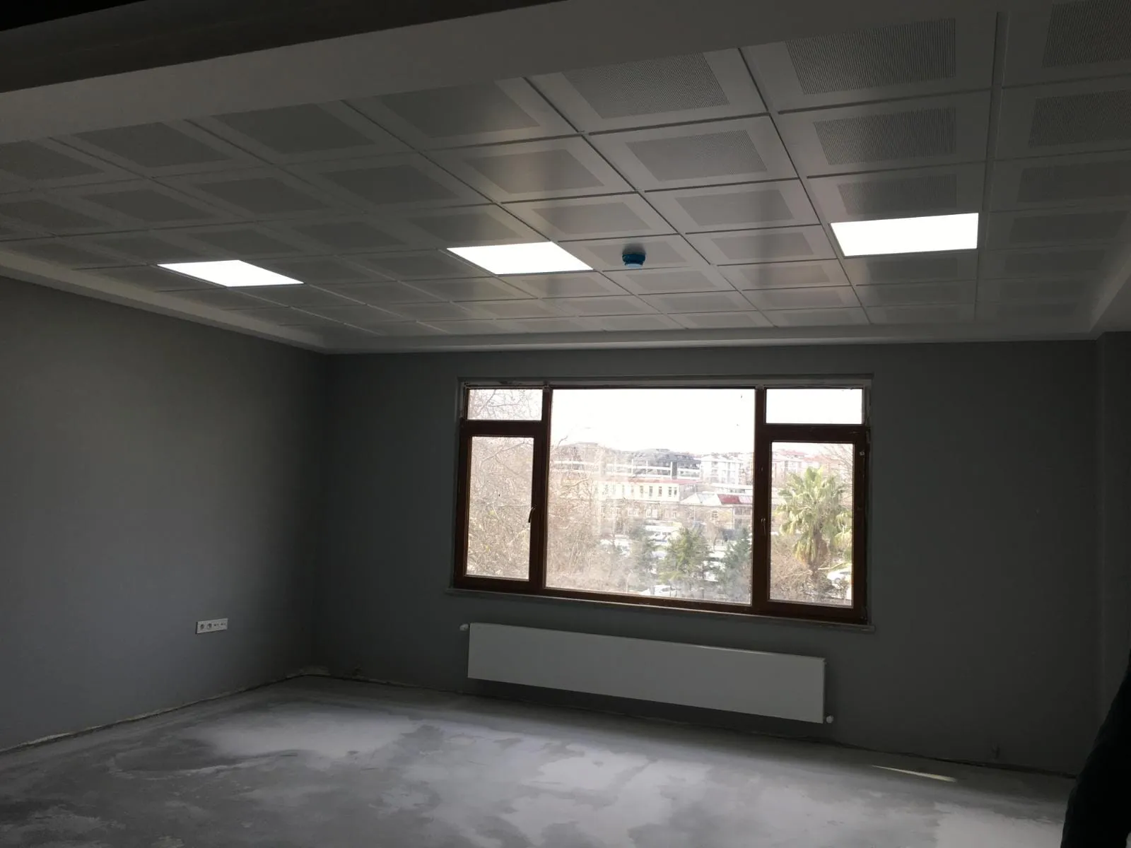 Kaset tavanlı odada gömme LED paneller ve pencere altı radyatör