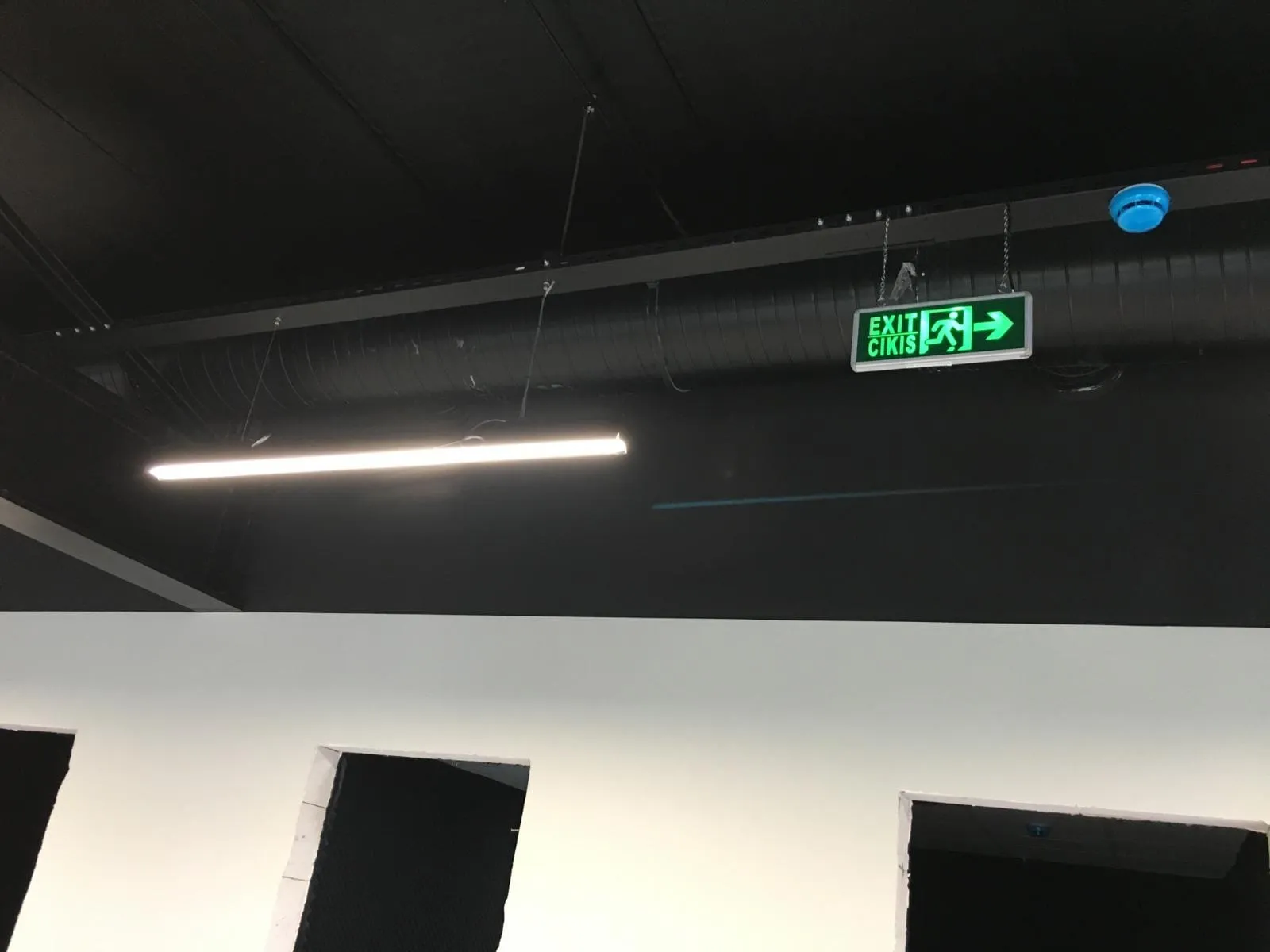 Lineer armatür ve acil çıkış levhası