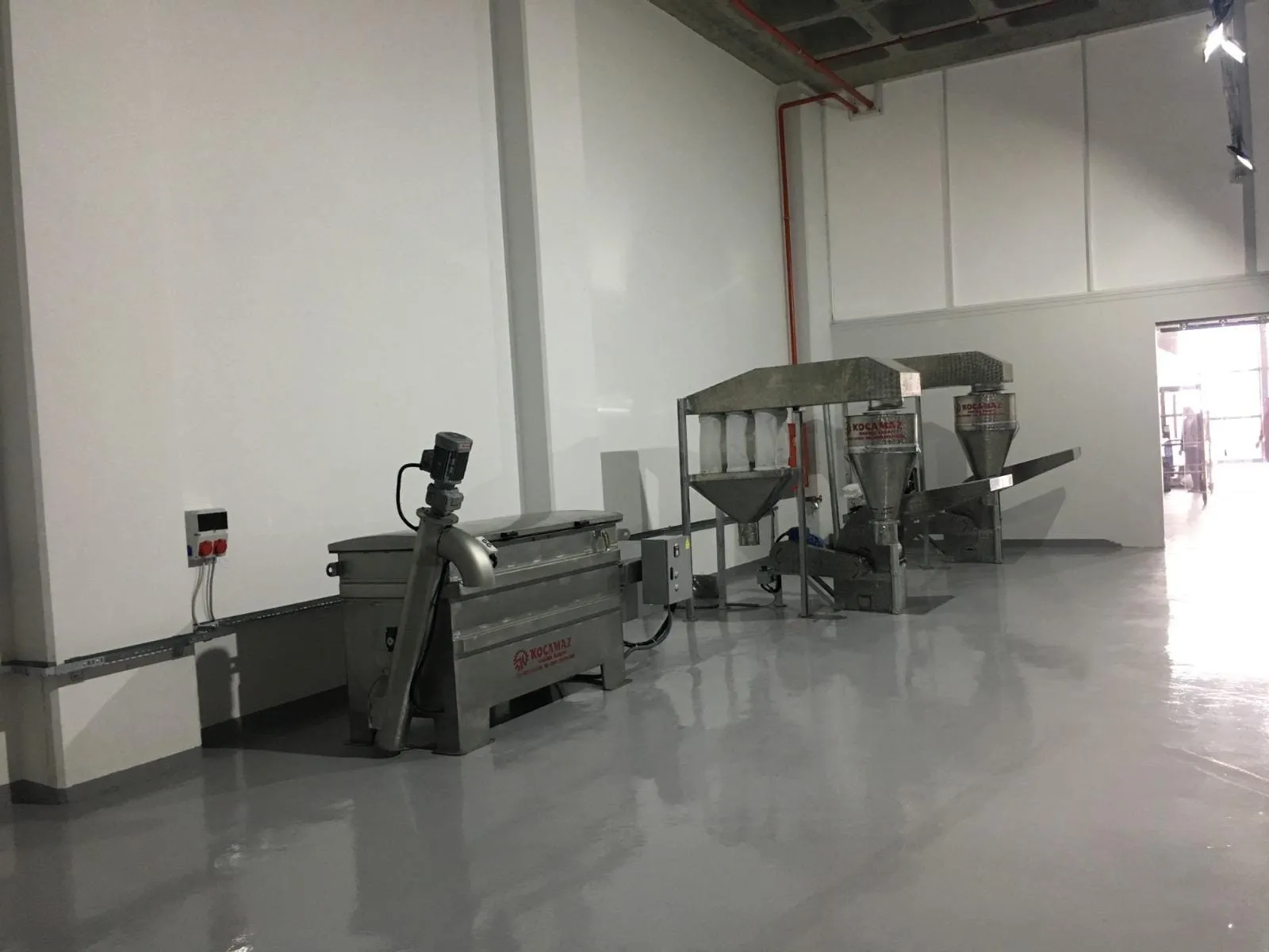 Duvara monte endüstriyel priz kutuları ve makine besleme hattı