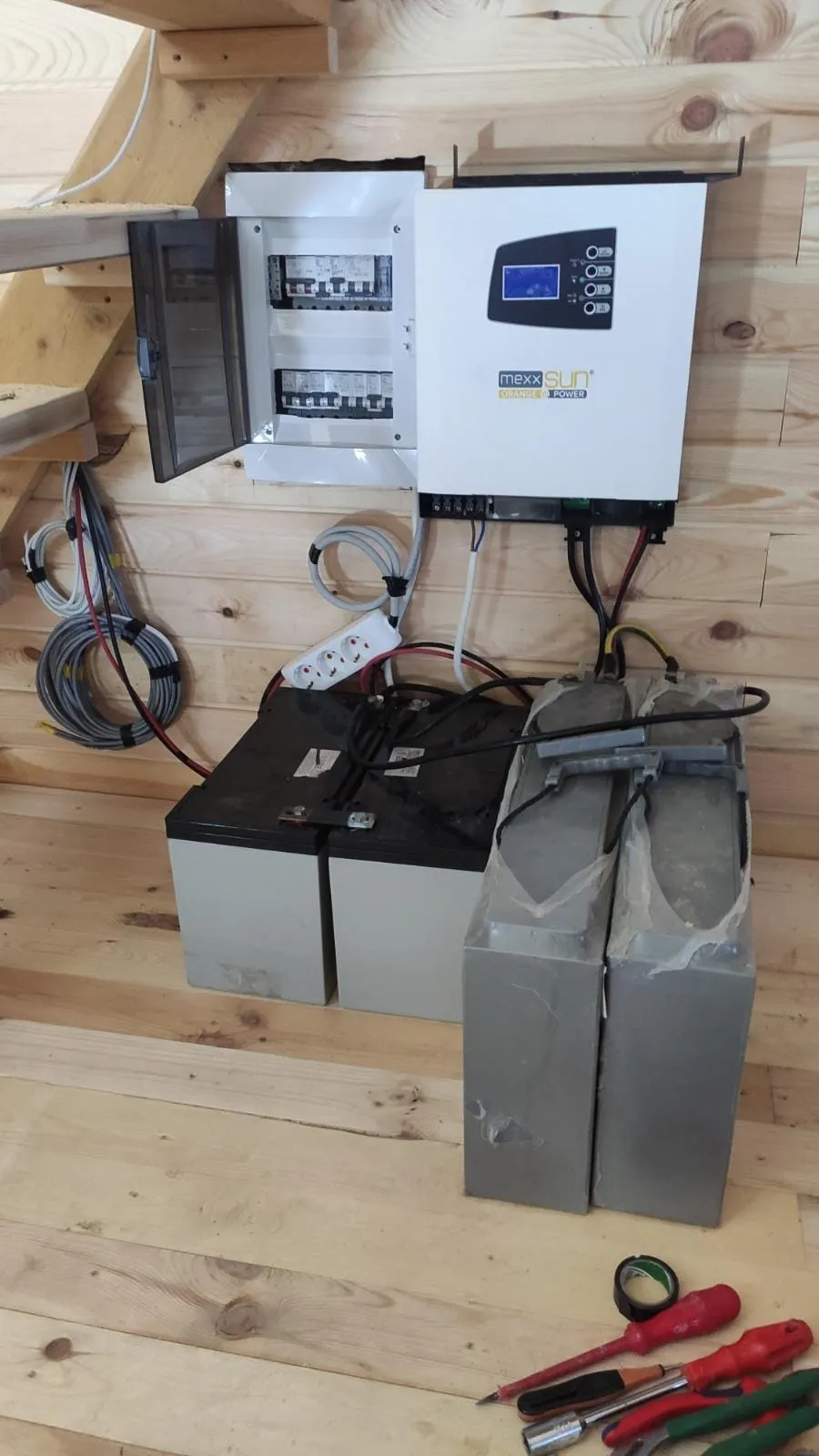 Ahşap duvara monte edilen inverter, sigorta panosu ve aküler