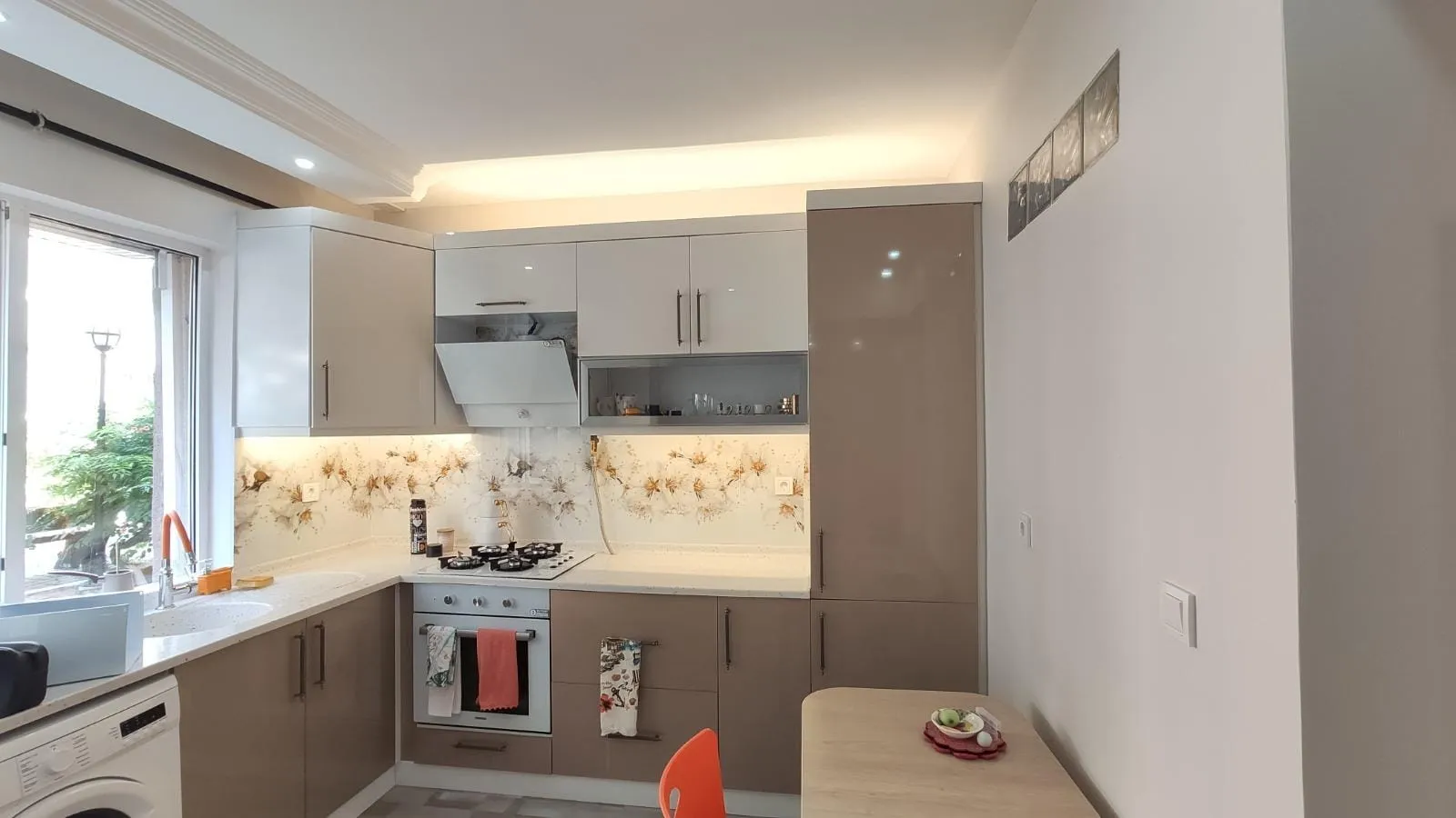 Mutfakta tavan kenarı boyunca gizli LED ve dolap altı aydınlatma