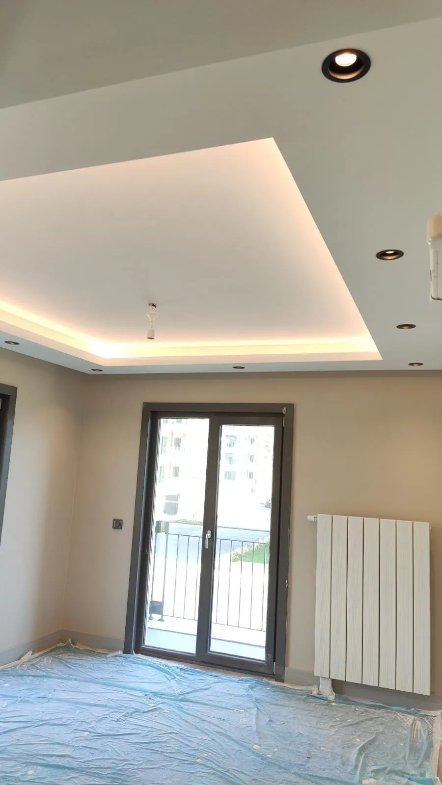 Oda girişinde asma tavan çerçevesi ve gizli ışık