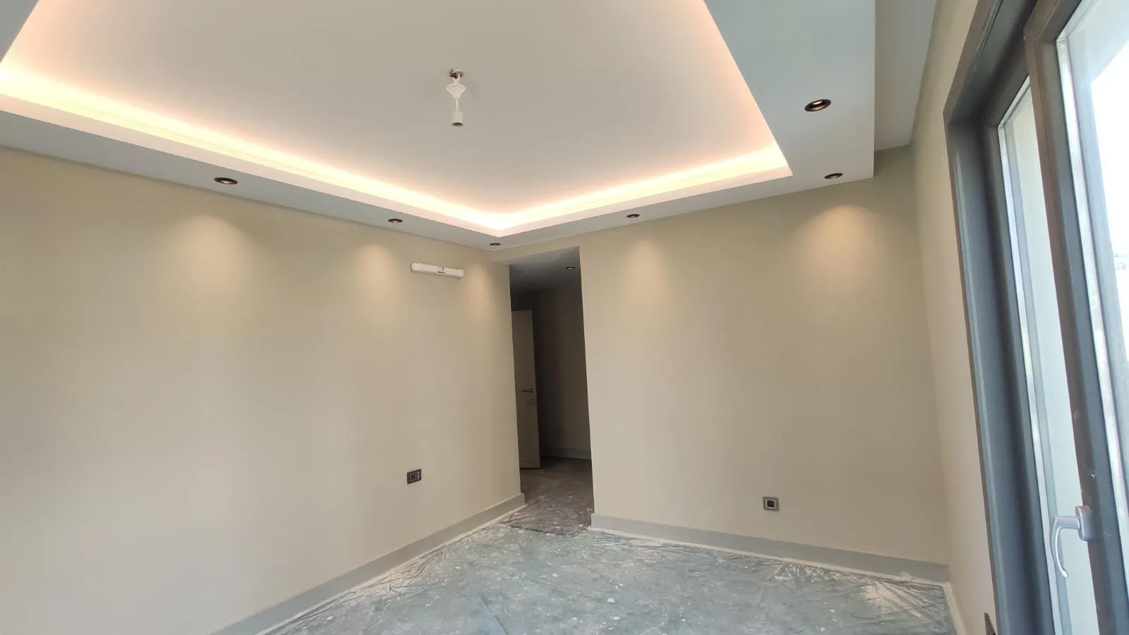 Boyası tamamlanmış odada tavan gizli ışığı