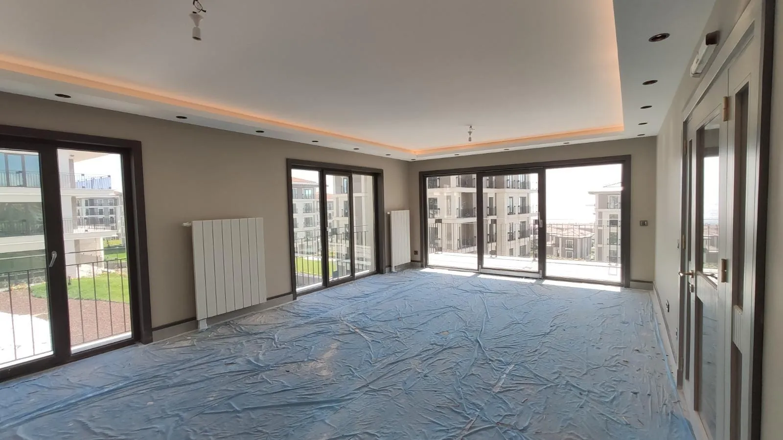 Geniş salon: gizli ışıklı tavan ve balkon kapıları